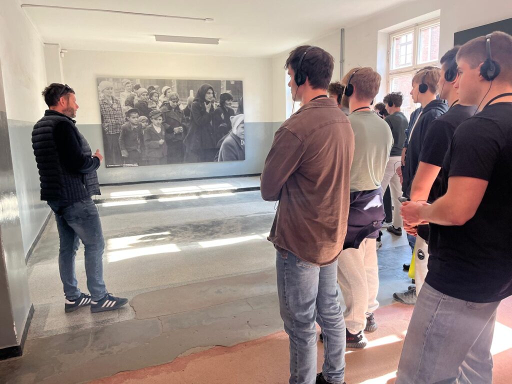 Zdjęcie grupowe na terenie nazistowskiego obozu koncentracyjnego w Auschwitz-Birkenau