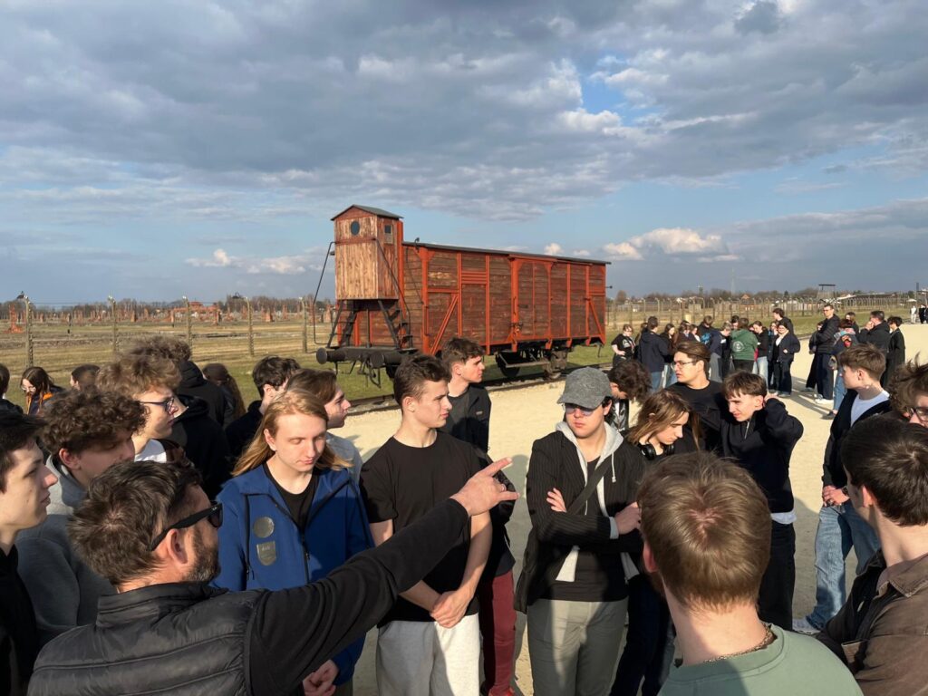 Zdjęcie grupowe na terenie nazistowskiego obozu koncentracyjnego w Auschwitz-Birkenau