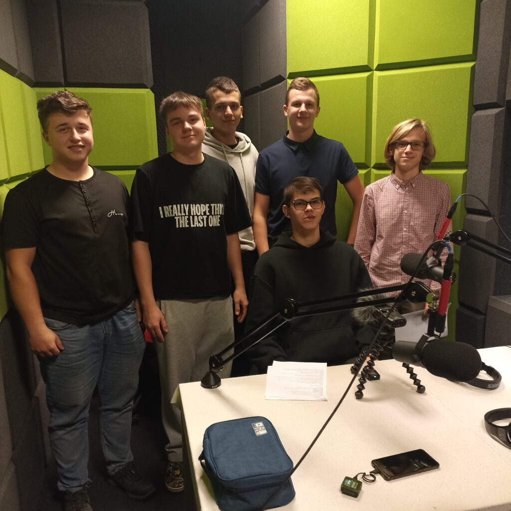 Uczniowie podczas nagrywania podcastu