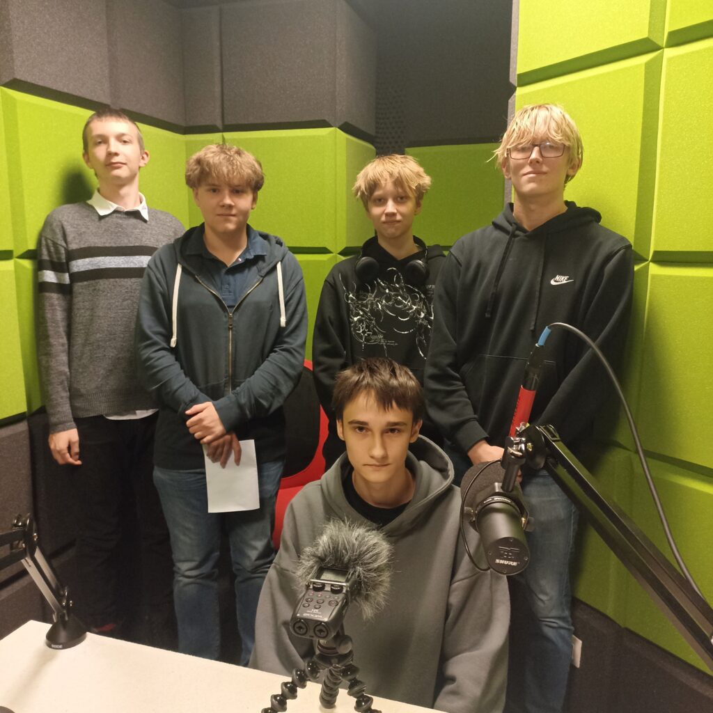 Uczniowie podczas nagrywania podcastu