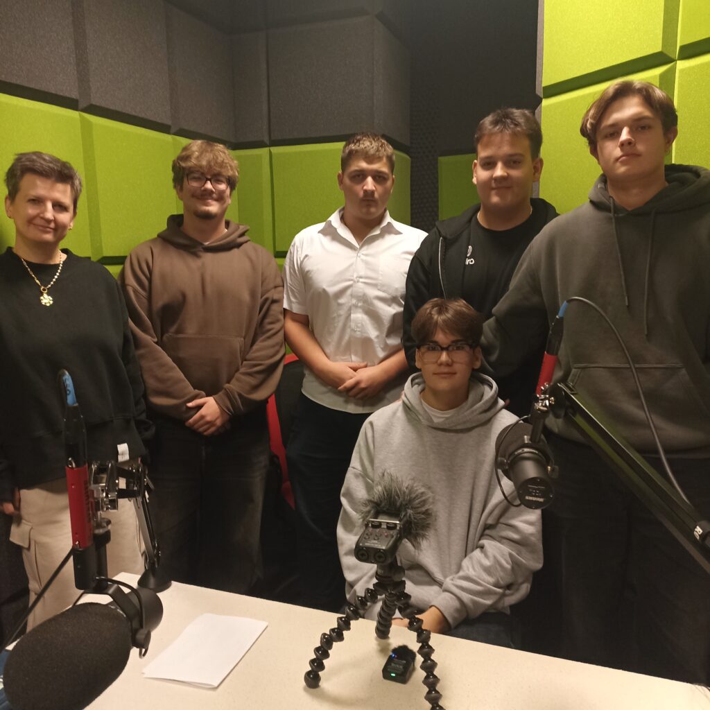 Uczniowie podczas nagrywania podcastu