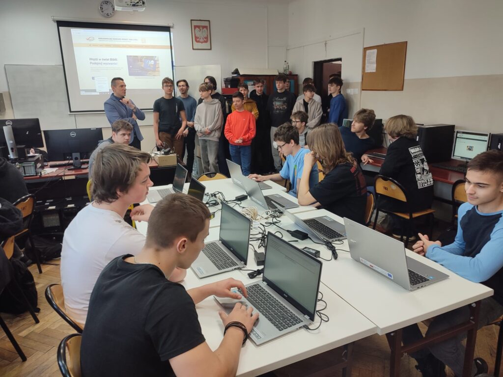 Uczniowie w czasie pisania Ogólnopolskiego Konkursu Wiedzy Biblijnej 