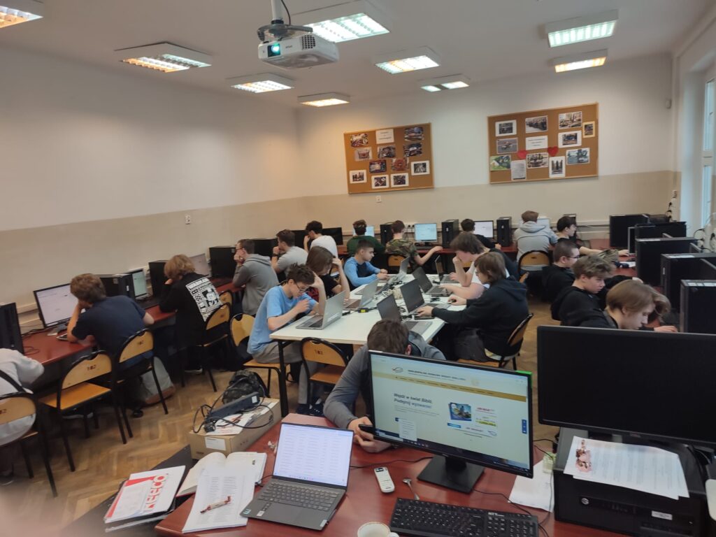 Uczniowie w czasie pisania Ogólnopolskiego Konkursu Wiedzy Biblijnej 