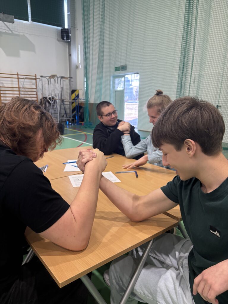 Uczniowie przy stoliku konkursowym