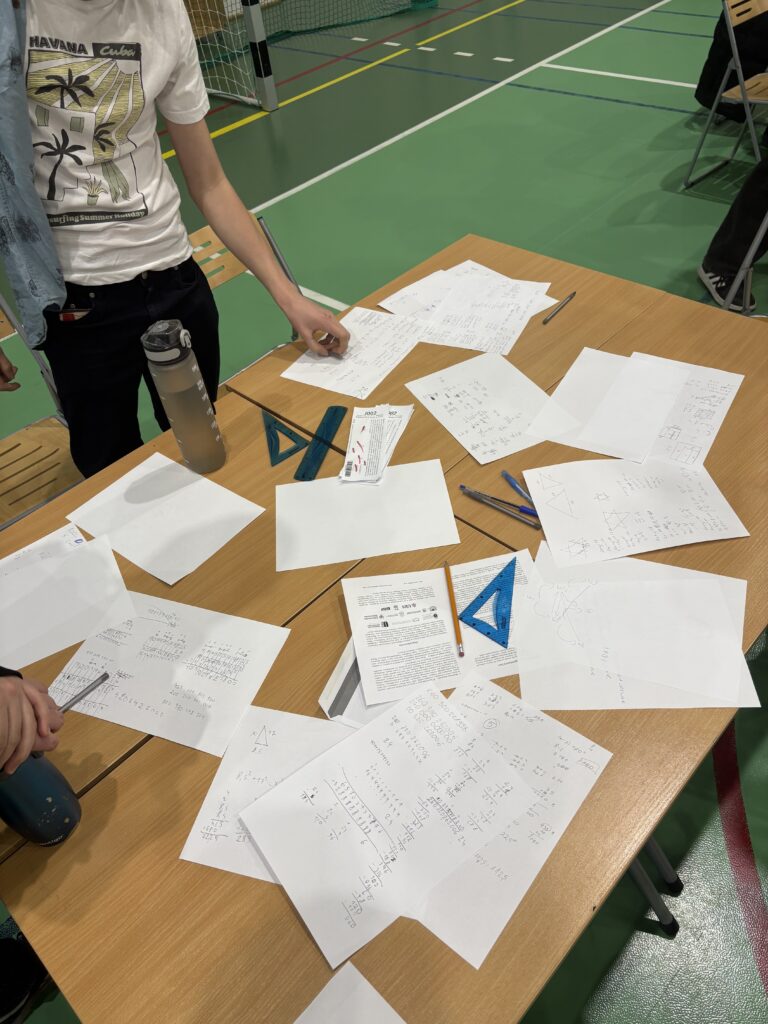 Kartki z notatkami matematycznymi