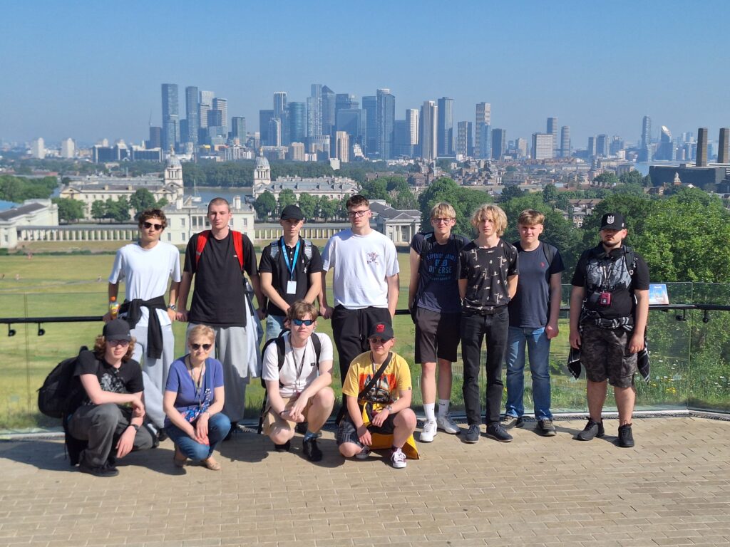 Grupa uczniów - w tle panorama Londynu