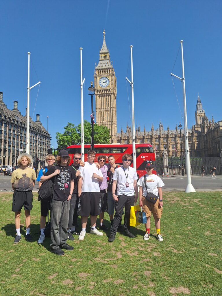 Grupa uczniów - w tle Big Ben
