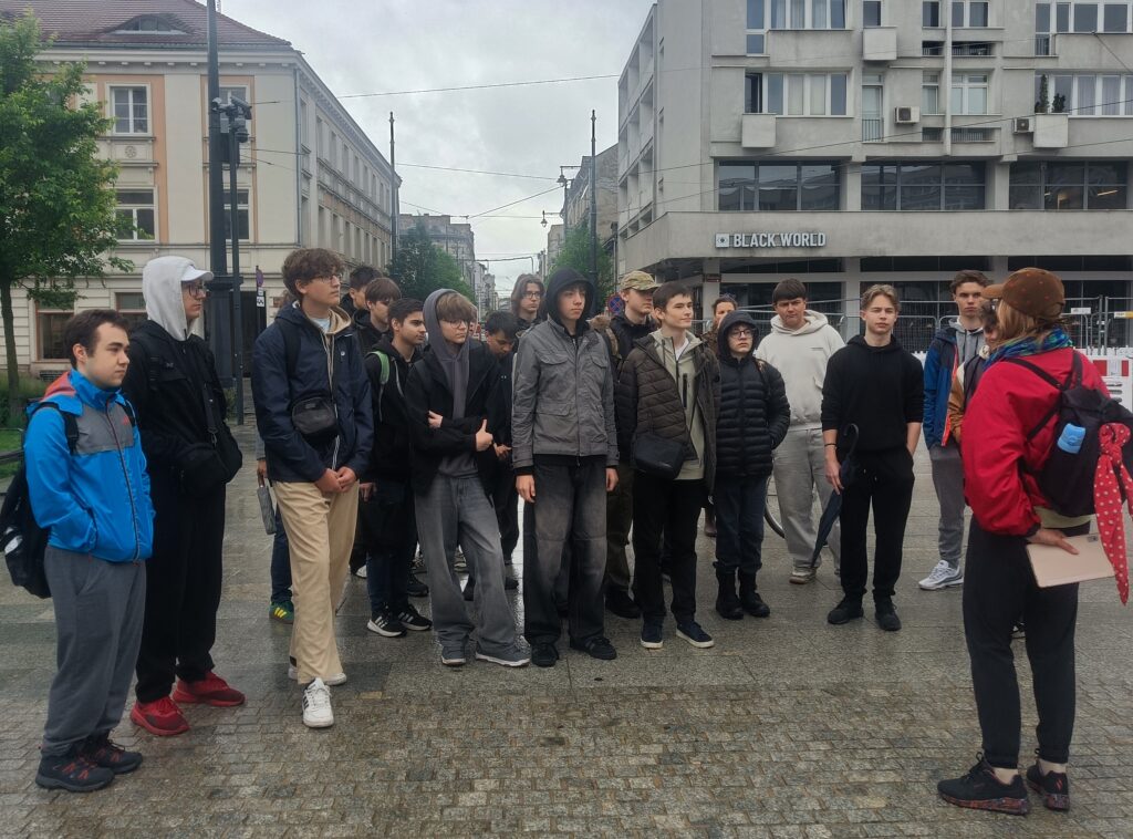 Uczniowie na łódzkim szlaku Jacka Trzmiela