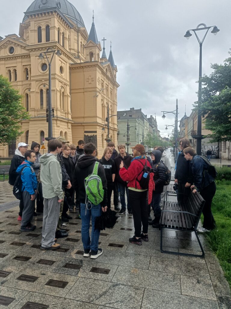 Uczniowie na łódzkim szlaku Jacka Trzmiela