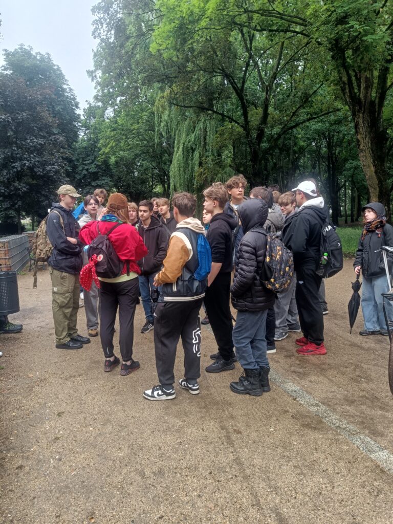 Uczniowie na łódzkim szlaku Jacka Trzmiela