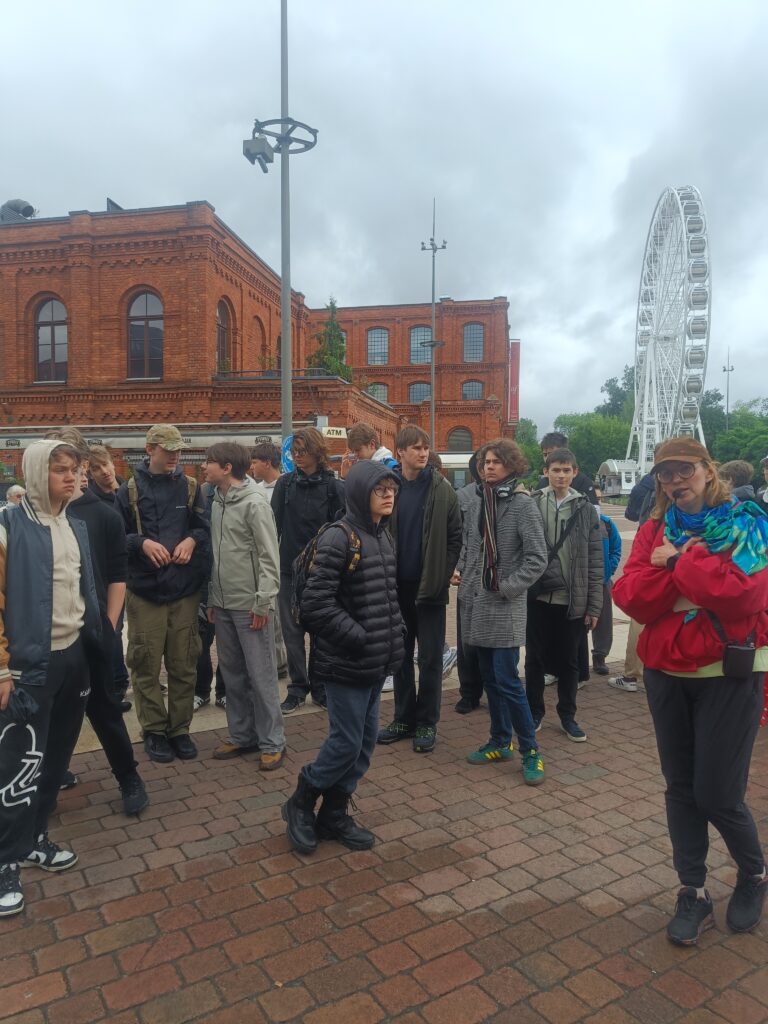 Uczniowie na łódzkim szlaku Jacka Trzmiela
