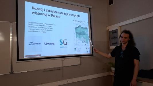Uczeń i slajd z prezentacji konkursowej.