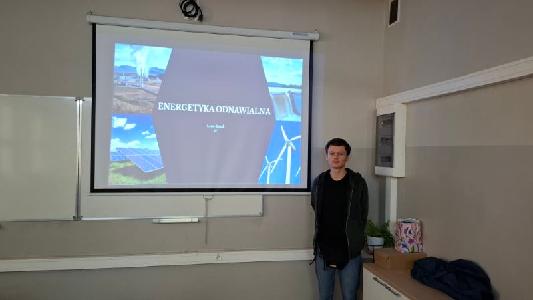 Uczeń i slajd z prezentacji konkursowej.