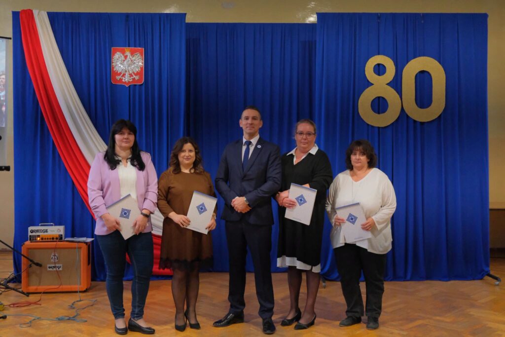 Nagrodzeni pracownicy administracji z dyrektorem szkoły
