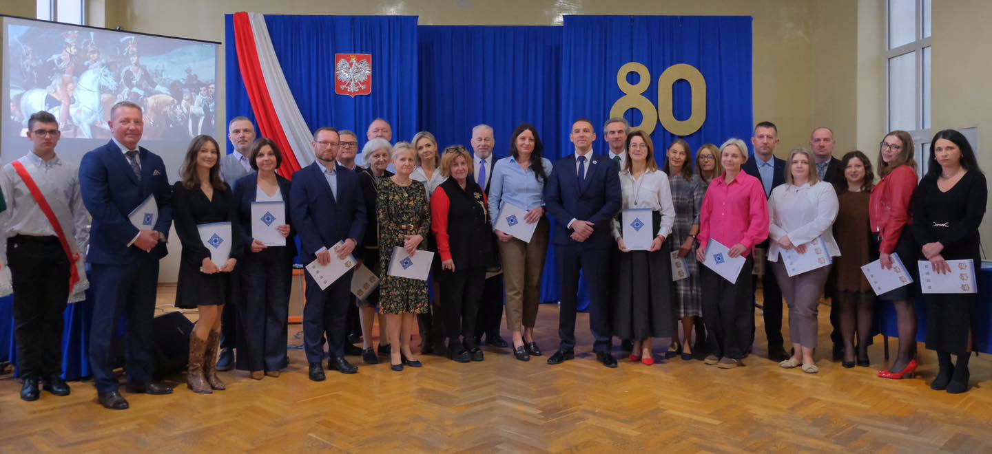 Nagrodzeni nauczyciele z dyrektorem szkoły