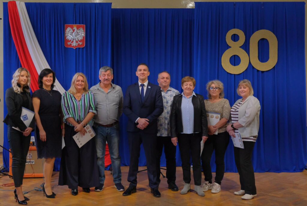Nagrodzeni pracownicy obsługi z dyrektorem szkoły