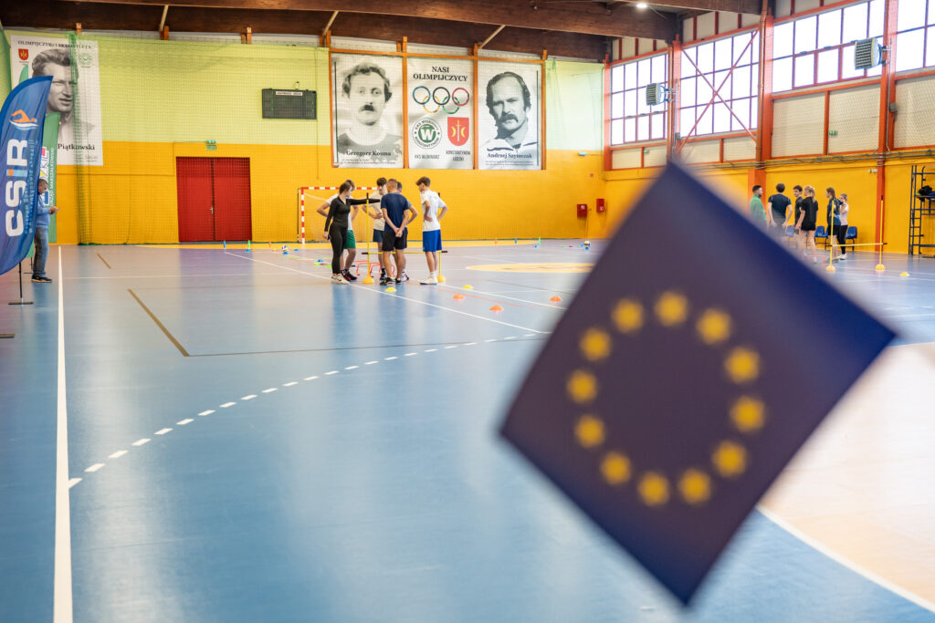Uczniowie podczas konkurencji sportowej