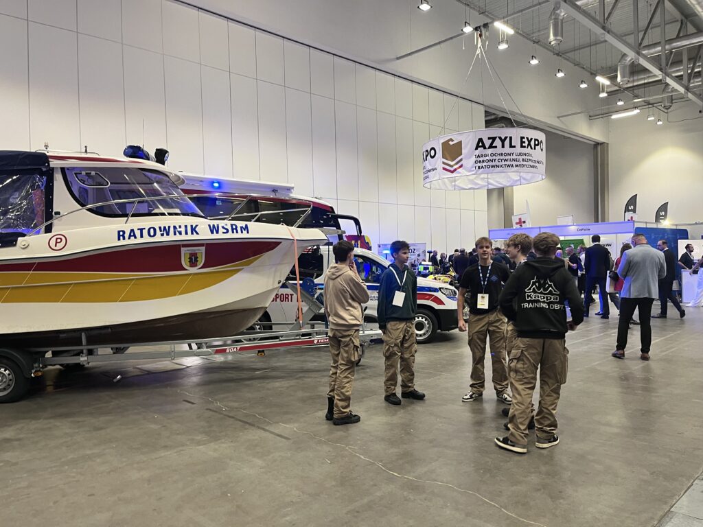 Uczniowie zwiedzają ekspozycję Azyl Expo
