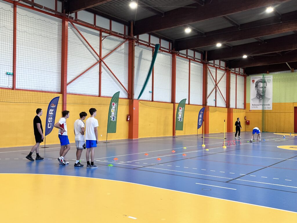 Uczniowie podczas konkurencji sportowej