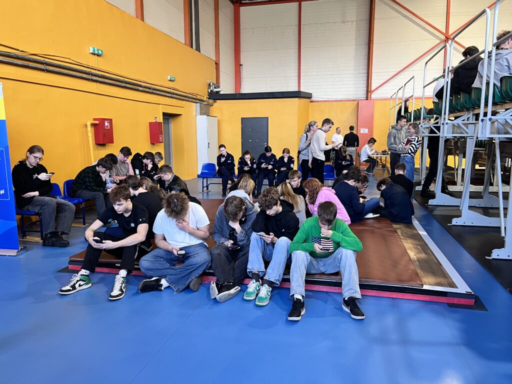 Uczniowie w oczekiwaniu na konkurencję sportową