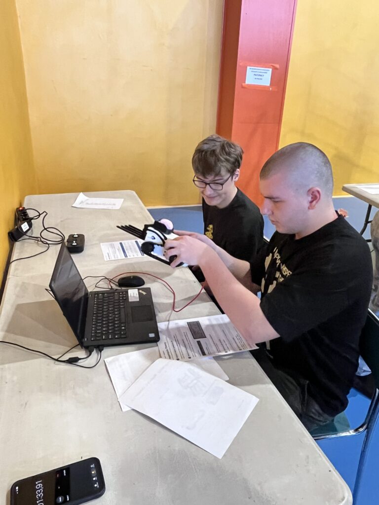 Uczniowie w czasie programowania robota